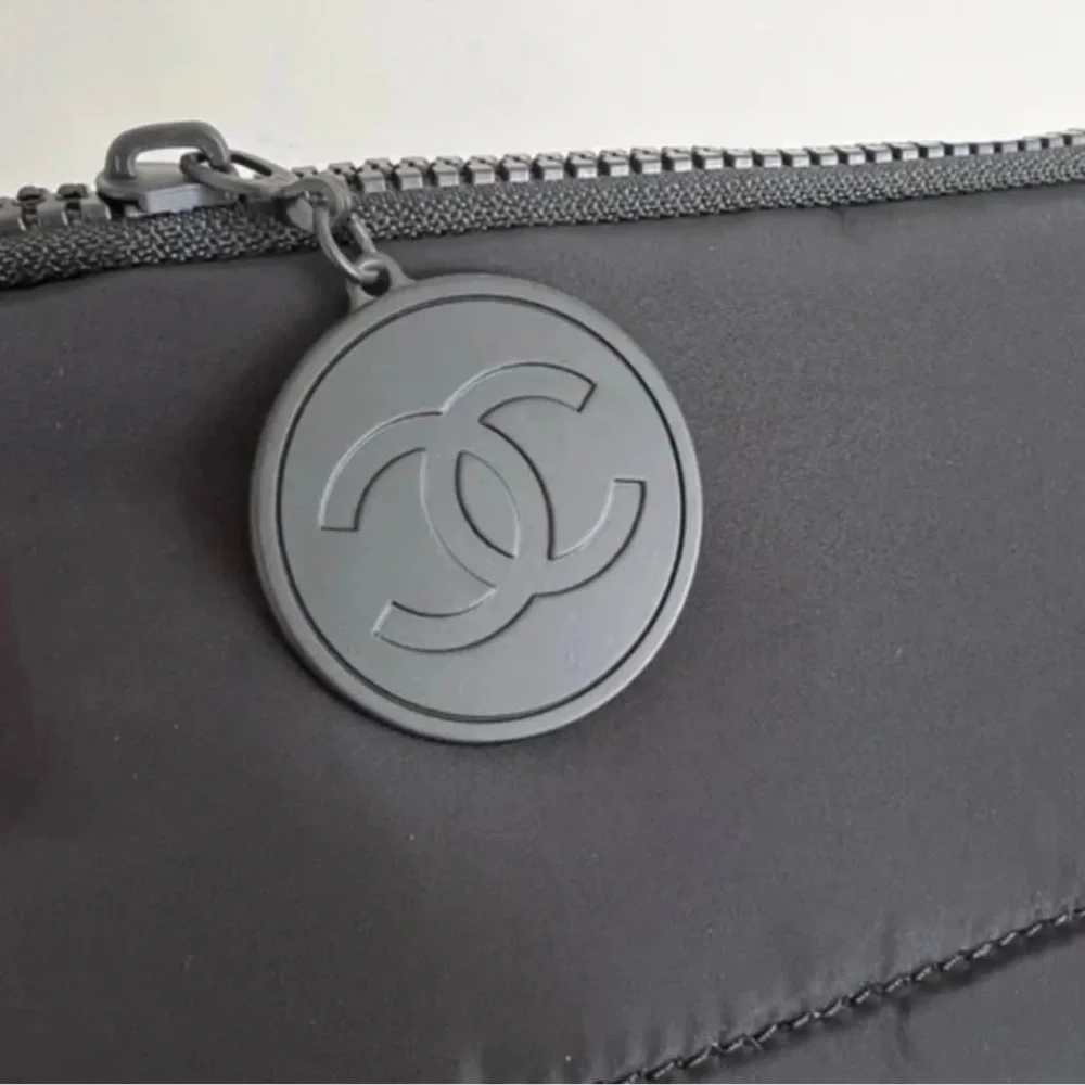 CHANEL puffer cosmetics bag - black - Picture 2 of 4